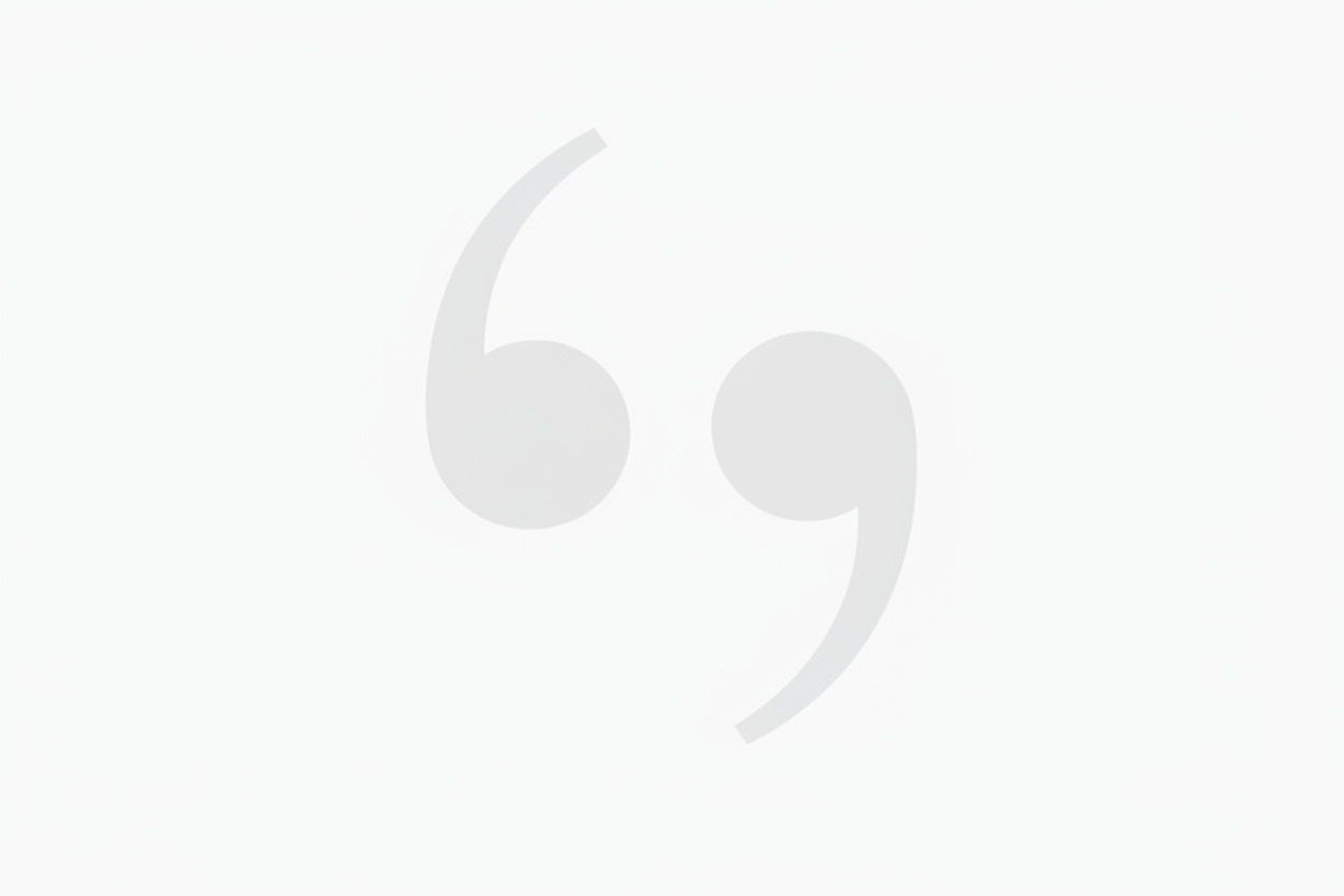 Vit bakgrund med ett stort citattecken som är i väldigt svag grå färg